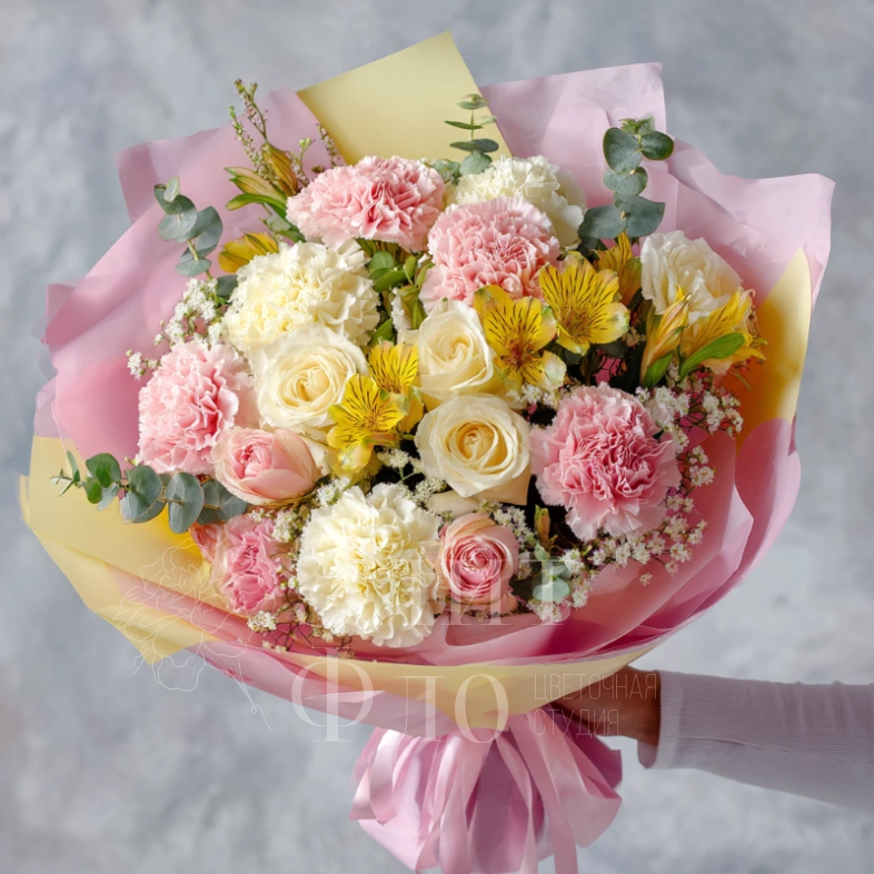 Букет с гвоздиками &laquo;Яркий момент&raquo;