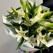Совершенство букет из 5 лилий 1