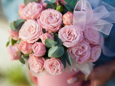 Нежная коробочка из кустовой пионовидной розочки