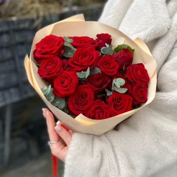 Бордовые розы и эвкалипт