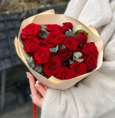 Бордовые розы и эвкалипт