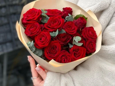 Бордовые розы и эвкалипт