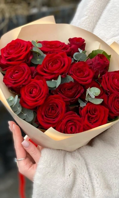 Бордовые розы и эвкалипт