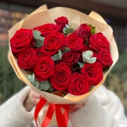 Бордовые розы и эвкалипт 4