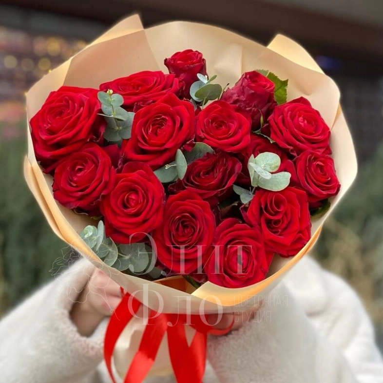 Бордовые розы и эвкалипт