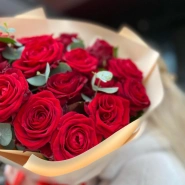 Бордовые розы и эвкалипт 1