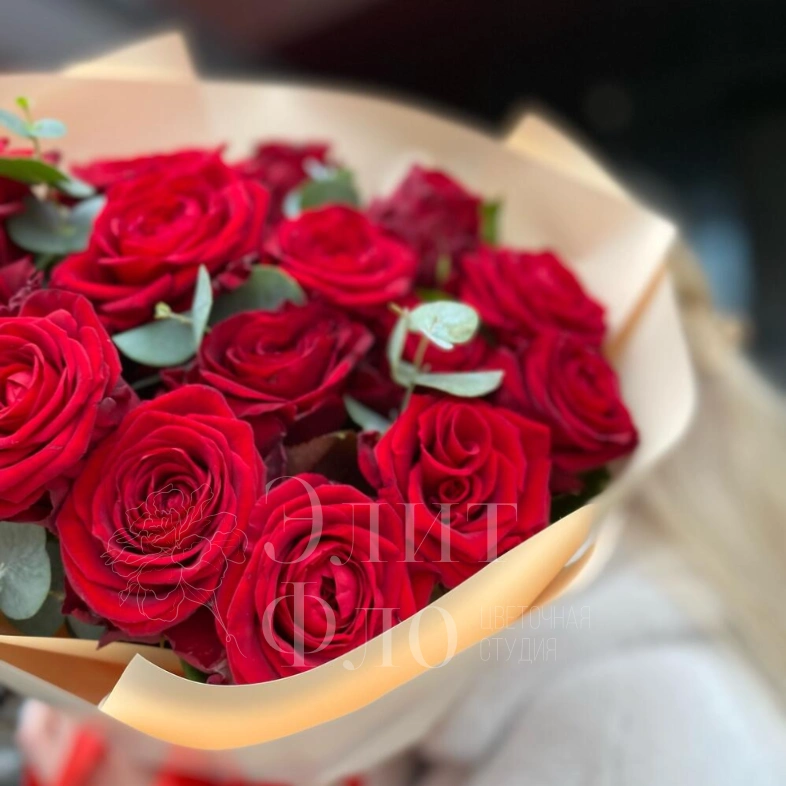 Бордовые розы и эвкалипт