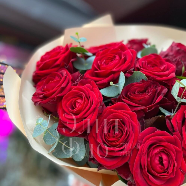 Бордовые розы и эвкалипт