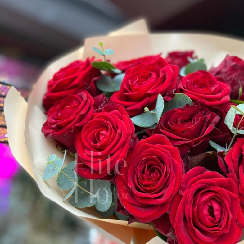 Бордовые розы и эвкалипт