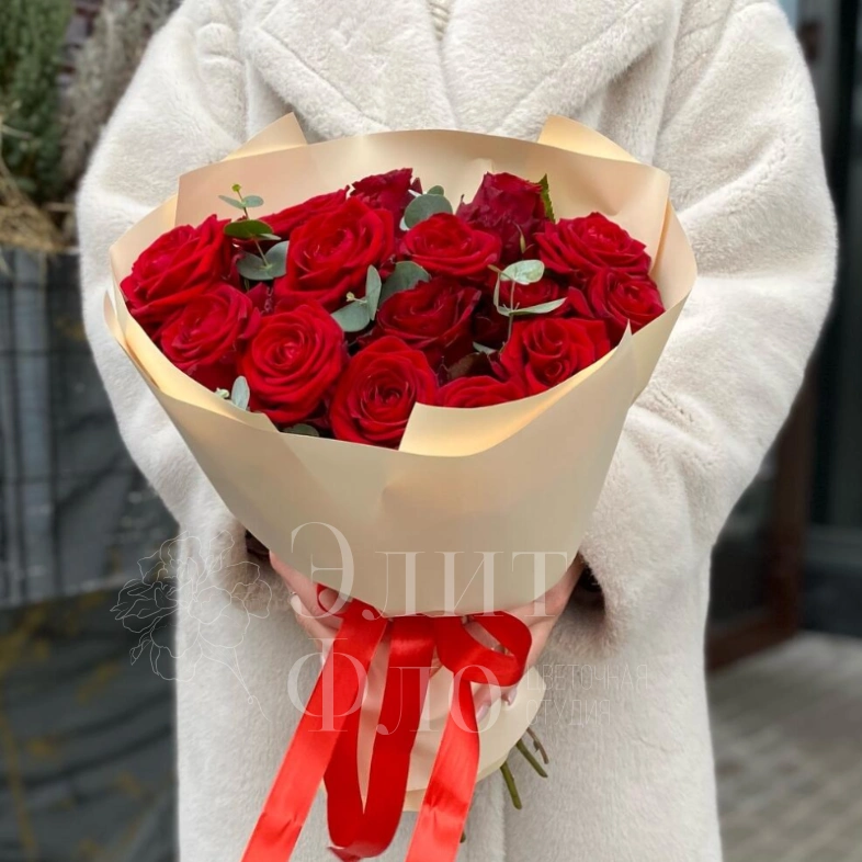 Бордовые розы и эвкалипт