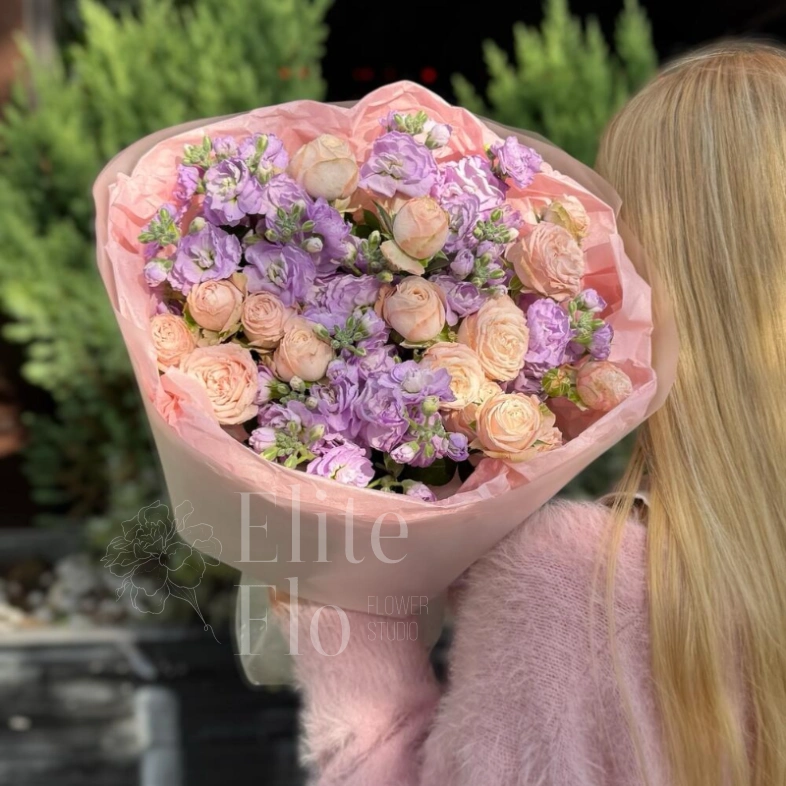 Ароматный букет с маттиолой