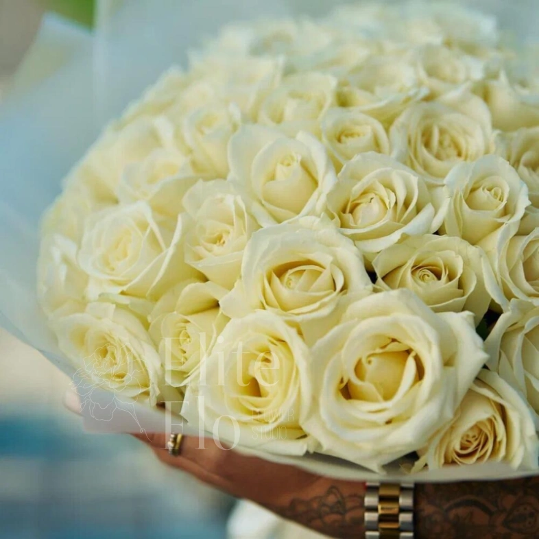 51 белая роза в матовой упаковке