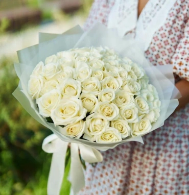 51 белая роза в матовой упаковке