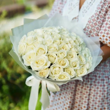 51 белая роза в матовой упаковке