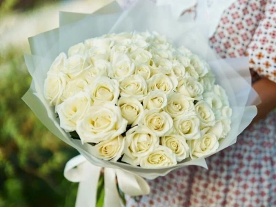 51 белая роза в матовой упаковке