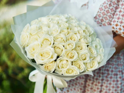 51 белая роза в матовой упаковке