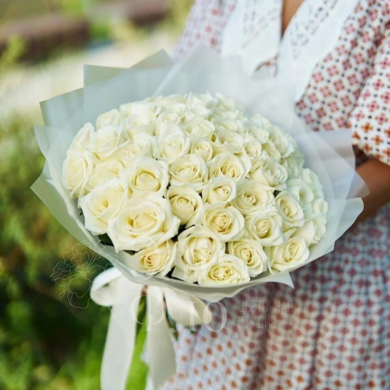 51 белая роза в матовой упаковке