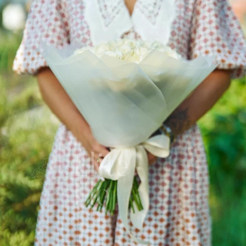 51 белая роза в матовой упаковке