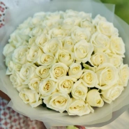 51 белая роза в матовой упаковке 2