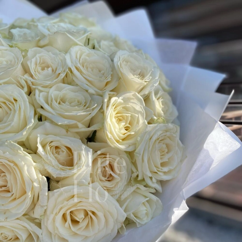 35 белых роз