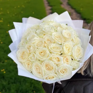 35 белых роз