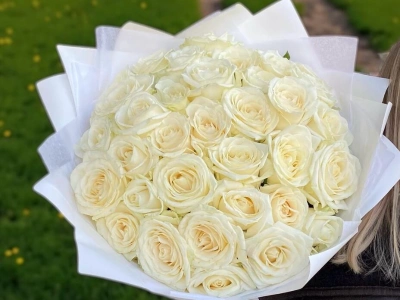 35 белых роз
