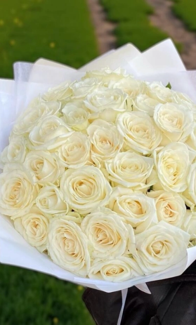 35 белых роз