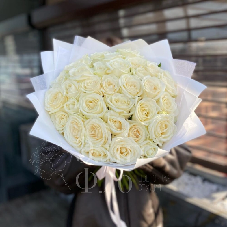 35 белых роз