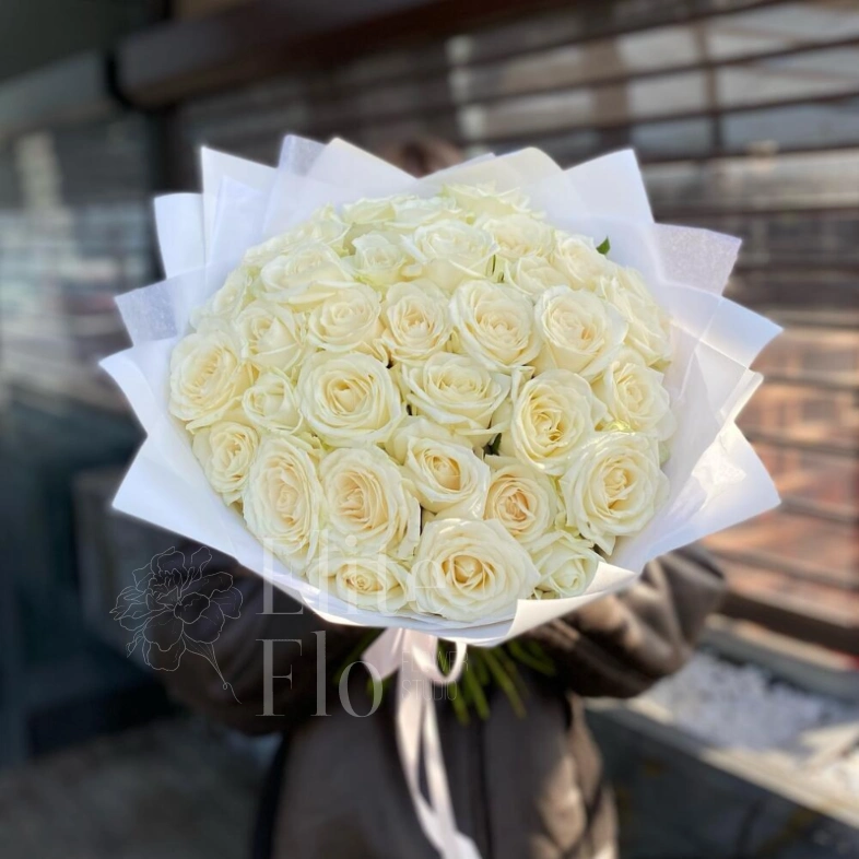 35 белых роз