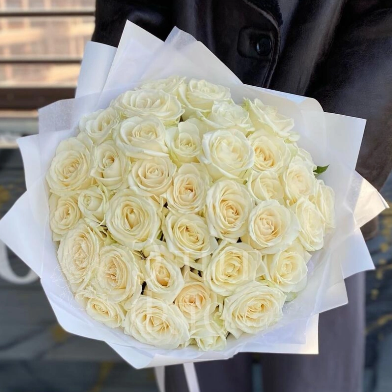 35 белых роз