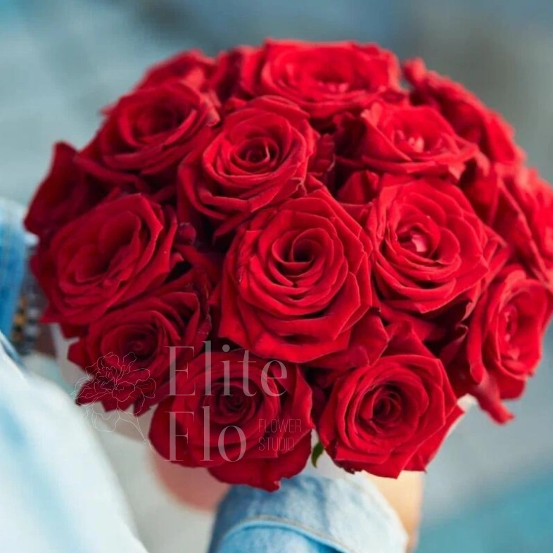 15 красных розтв шляпной коробочке