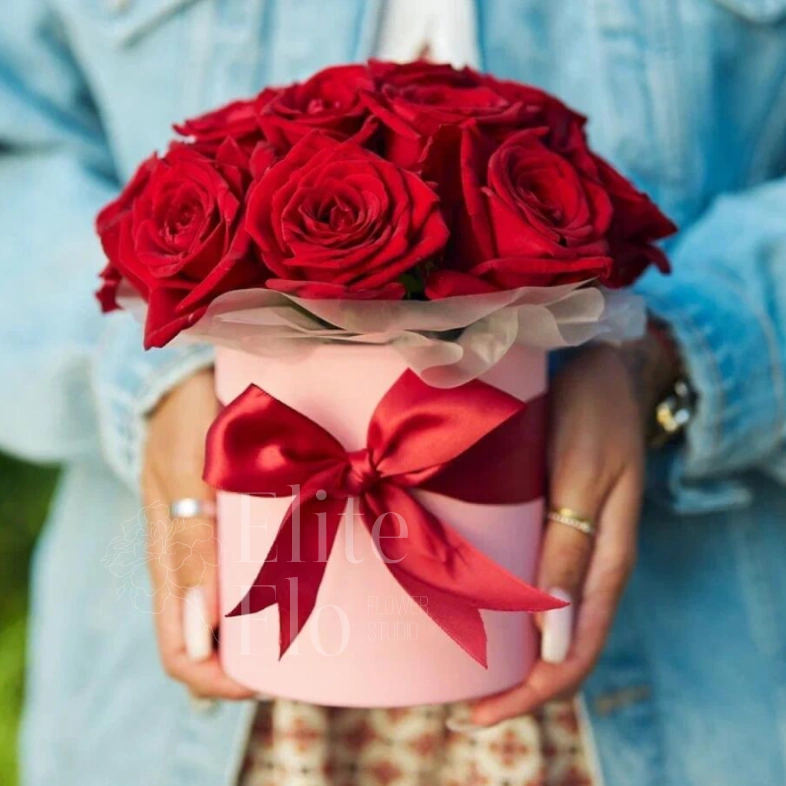 15 красных розтв шляпной коробочке