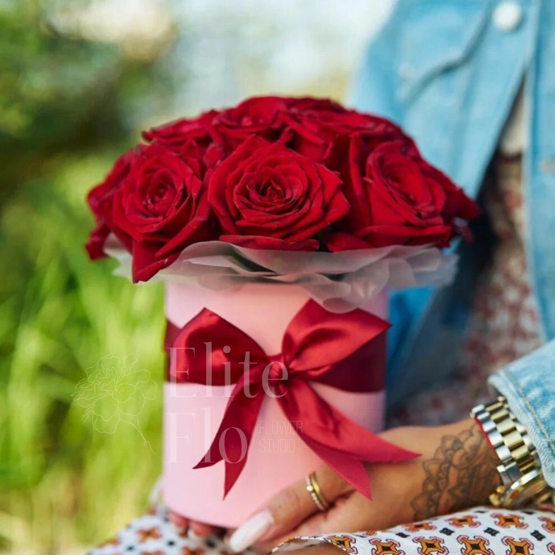 15 красных розтв шляпной коробочке