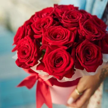 15 красных розтв шляпной коробочке