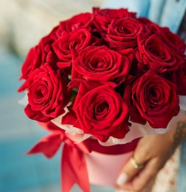 15 красных розтв шляпной коробочке