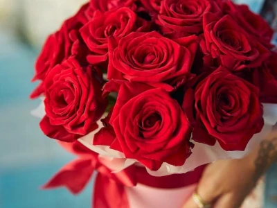 15 красных розтв шляпной коробочке