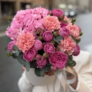 Эффектная коробочка с Гортензией и кустовой розой 1