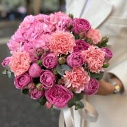 Эффектная коробочка с Гортензией и кустовой розой 0