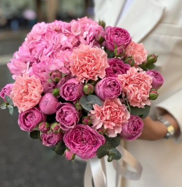 Эффектная коробочка с Гортензией и кустовой розой