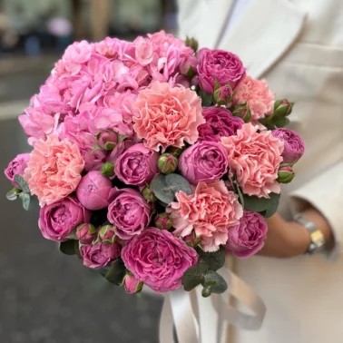 Эффектная коробочка с Гортензией и кустовой розой