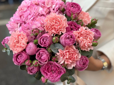 Эффектная коробочка с Гортензией и кустовой розой