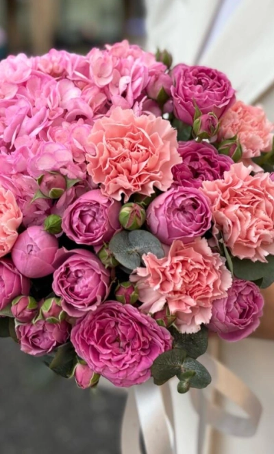 Эффектная коробочка с Гортензией и кустовой розой