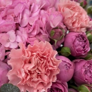 Эффектная коробочка с Гортензией и кустовой розой 4