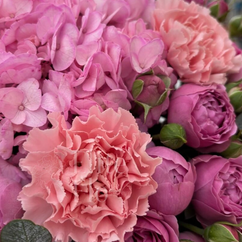 Эффектная коробочка с Гортензией и кустовой розой