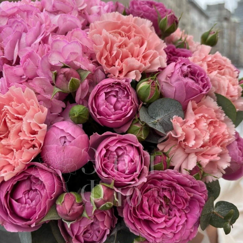 Эффектная коробочка с Гортензией и кустовой розой