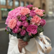 Эффектная коробочка с Гортензией и кустовой розой 2