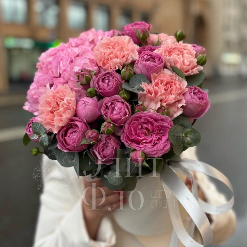 Эффектная коробочка с Гортензией и кустовой розой