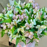 Стильная коробочка с альстромерией 2