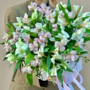 Стильная коробочка с альстромерией 1