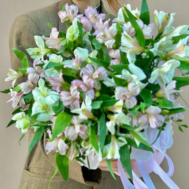 Стильная коробочка с альстромерией